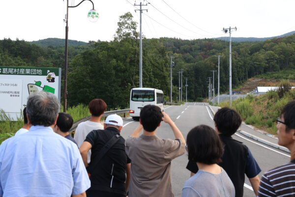 道路を挟んで東北電力と葛尾創生電力の配電線が並列している