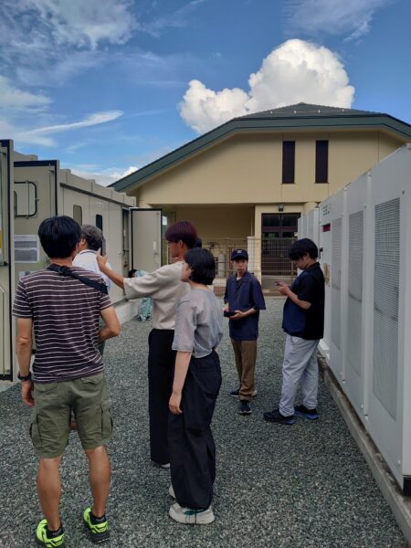 ＜写真⑧＞太陽光で作られた余剰分は、蓄電池に貯められる