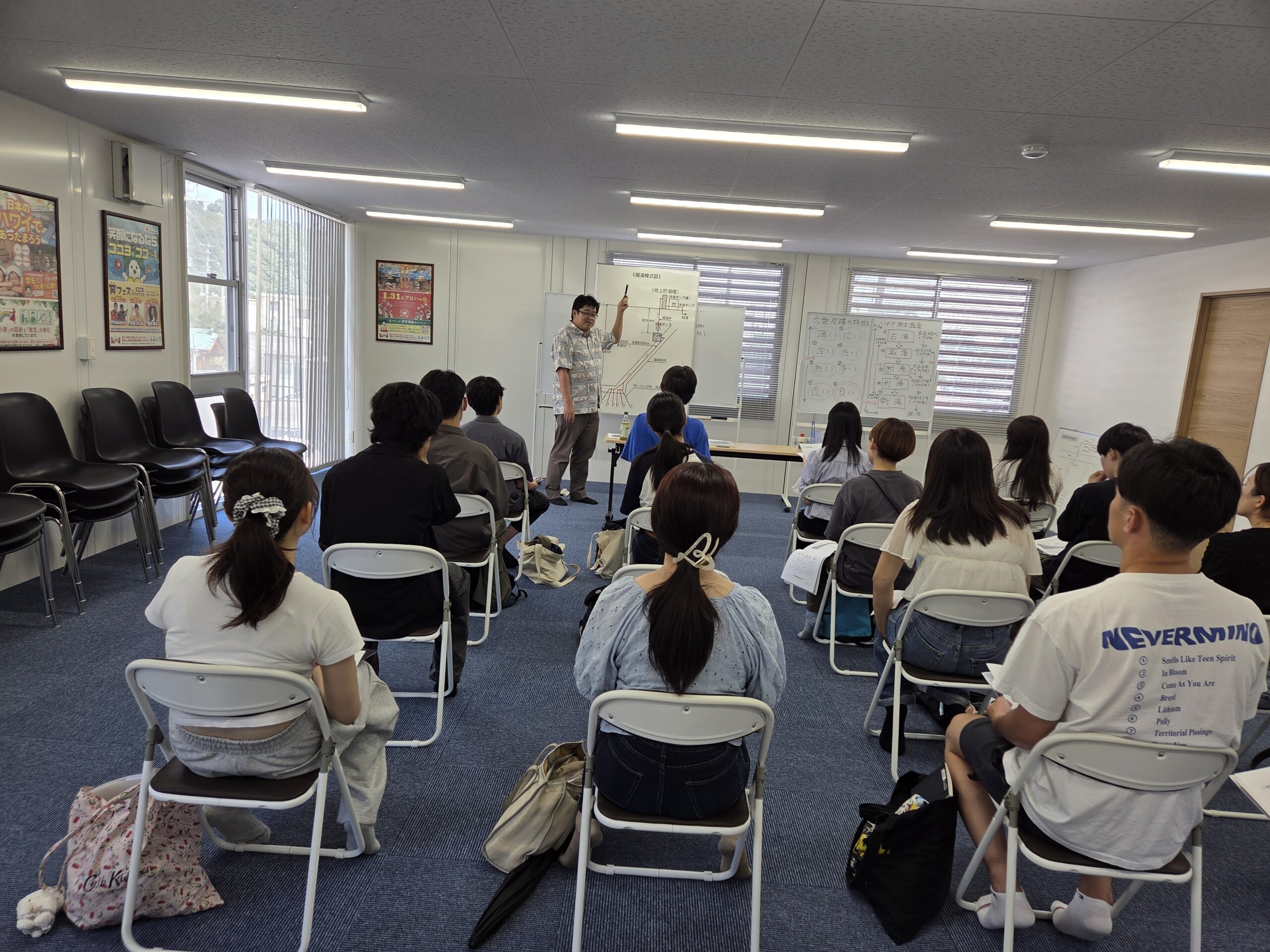 ＜写真1＞温泉供給会社で説明を受ける