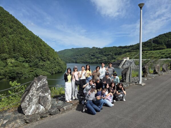 ＜写真10＞四時ダムで集合写真