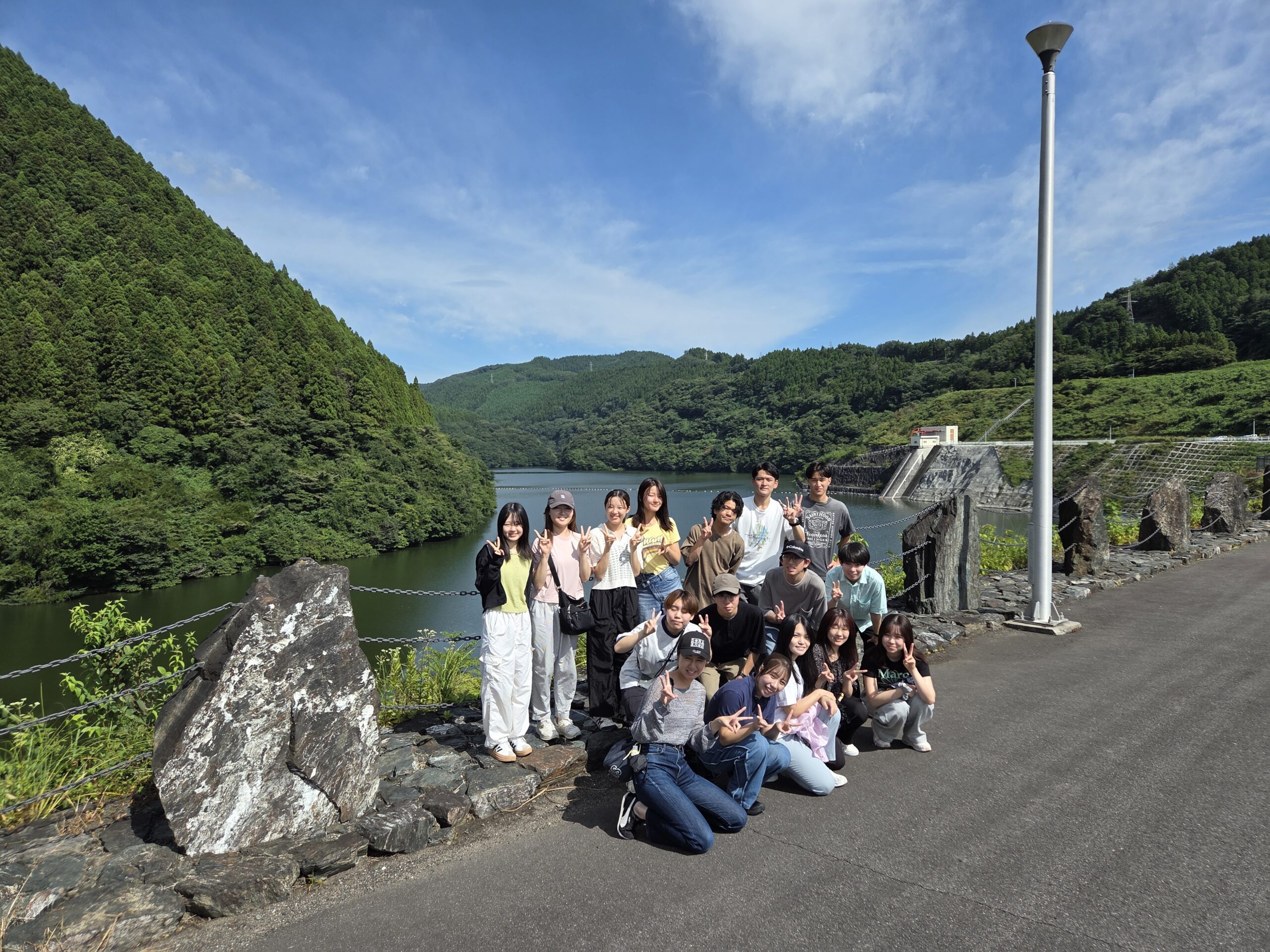 ＜写真10＞四時ダムで集合写真