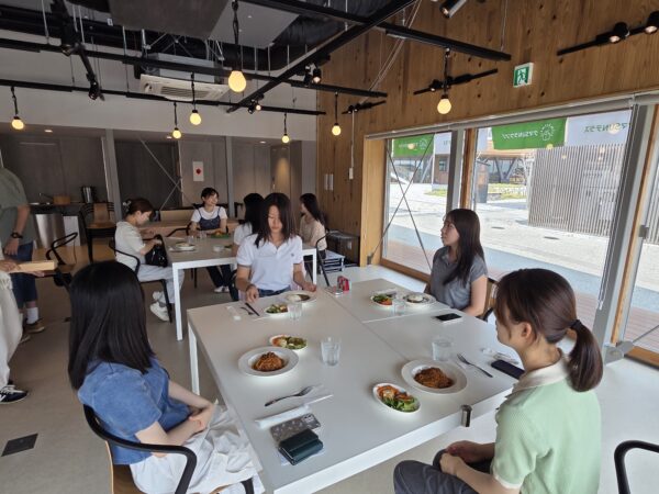 ＜写真5＞大熊駅周辺再開発により開業された「くまSUNテラス」の飲食店でランチ