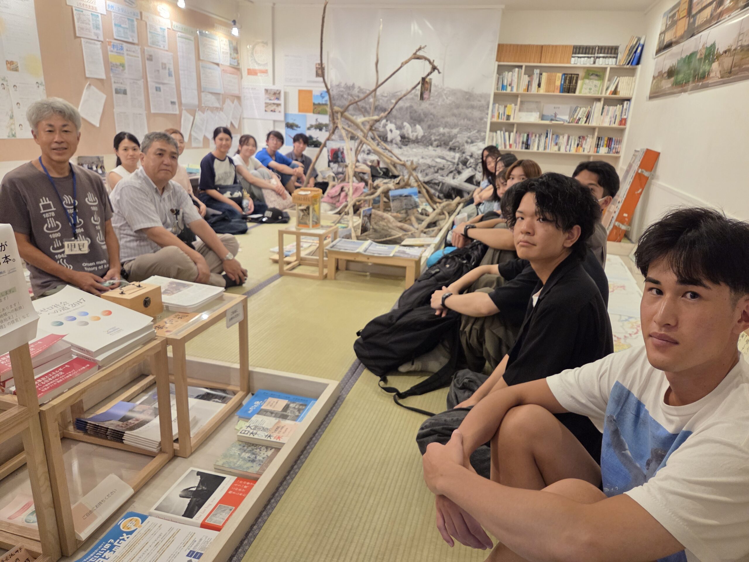 ＜写真3＞原子力考証館でふりかえりと明日からの作戦会議