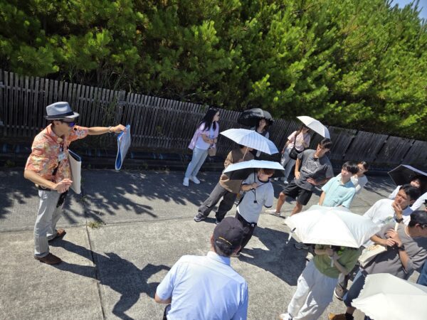 ＜写真12＞津波被害に遭われた被災者より説明を受ける