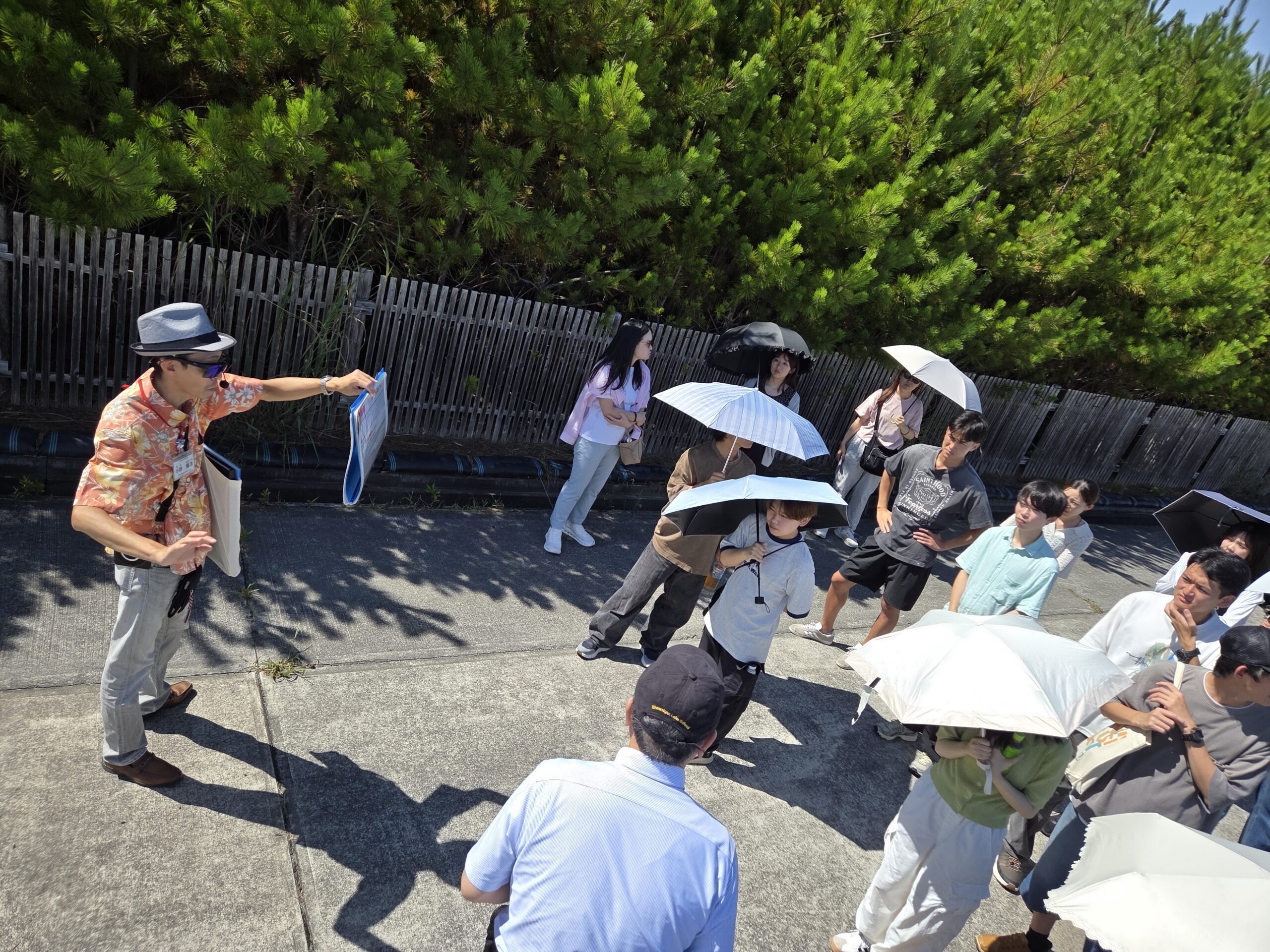 ＜写真12＞津波被害に遭われた被災者より説明を受ける