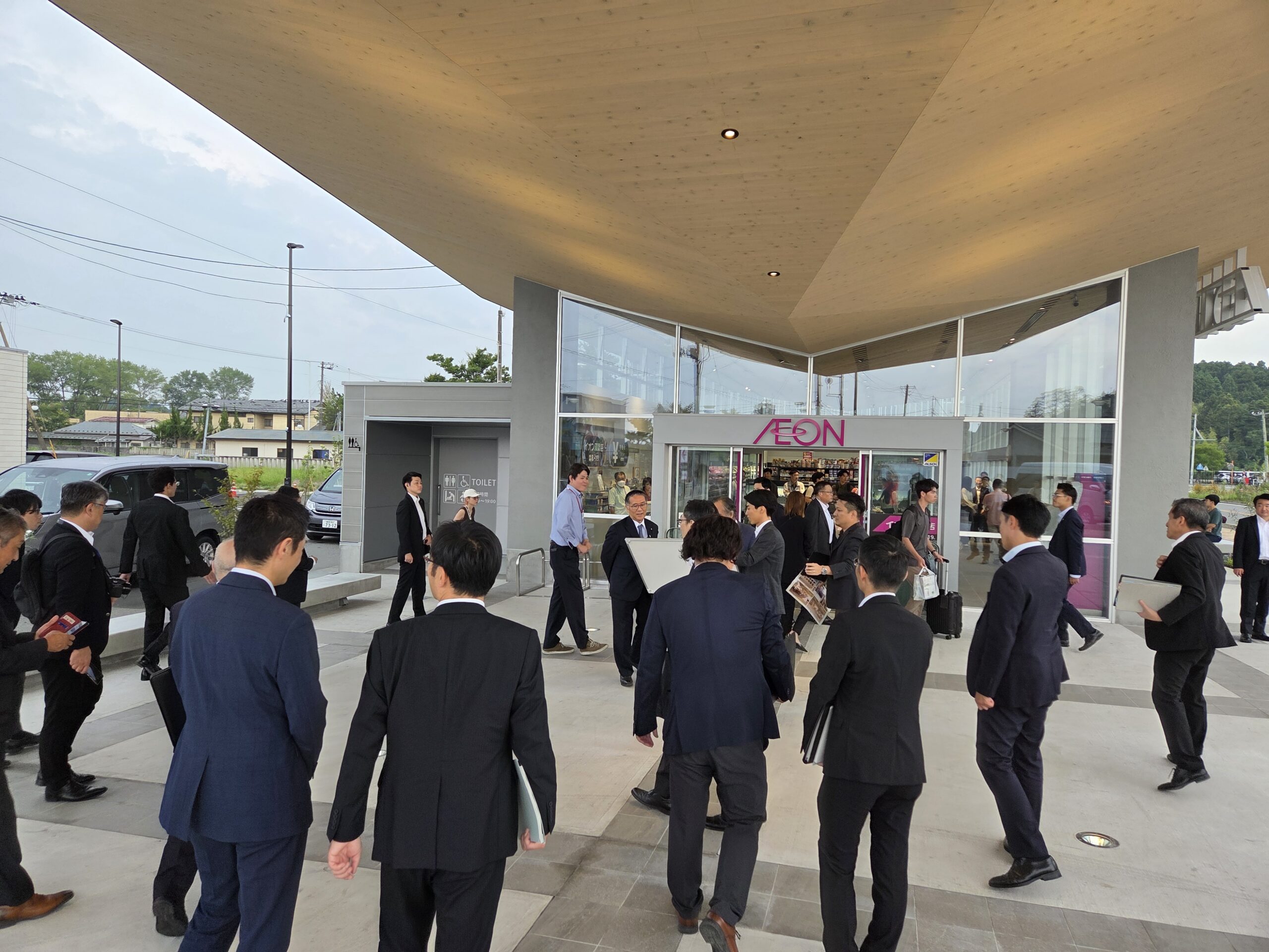 ＜写真9＞JR双葉駅西口のスーパーで復興大臣に遭遇する