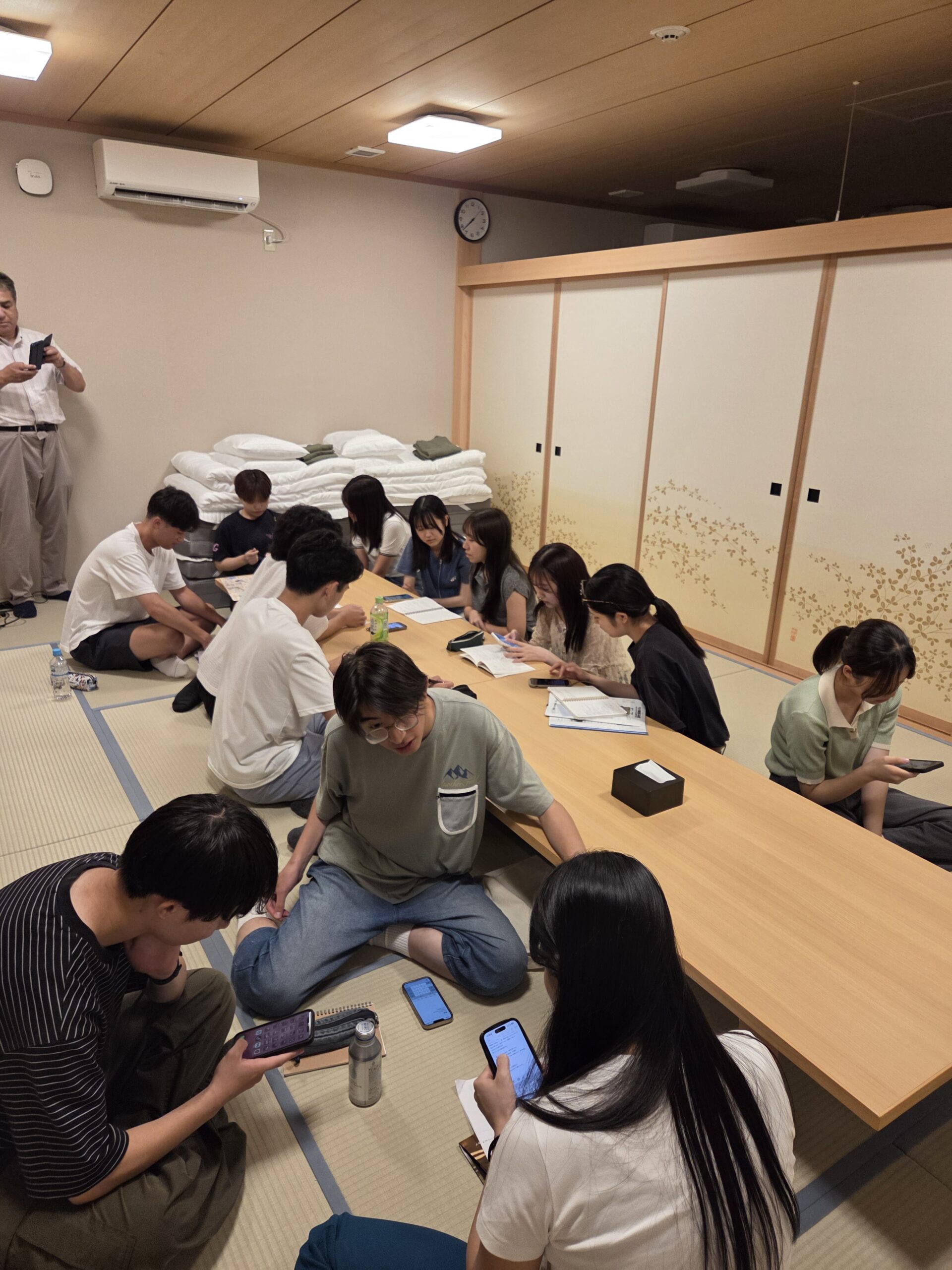 ＜写真6＞毎晩おこなわれた夕食後のミーティングの様子