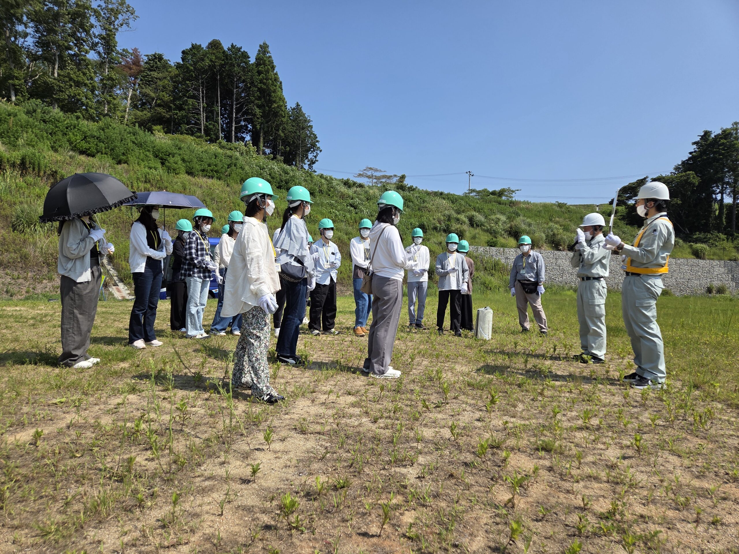 ＜写真7＞中間貯蔵施設の現地で説明を受ける